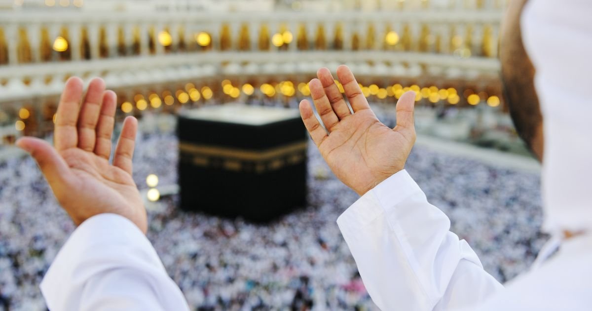 Pilgrim making Dua with the Kaaba visible. Find the best Umrah packages from UK with Alislam Travels.