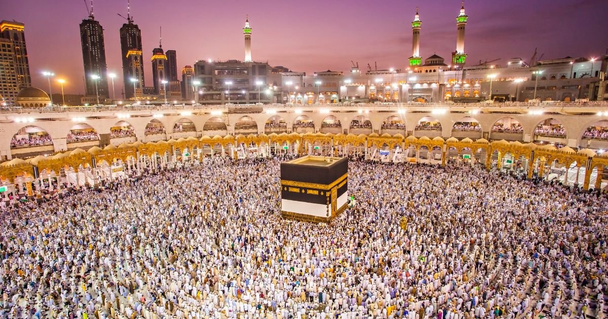 Thousands of pilgrims performing Tawaf around the Kaaba in Mecca at twilight, depicting the spiritual journey secured with an Umrah visa UK.