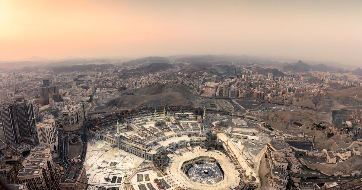 Panoramic aerial view of Mecca city with the Grand Mosque. Search for cheap Umrah packages UK and affordable Umrah packages to travel deals in Makkah.