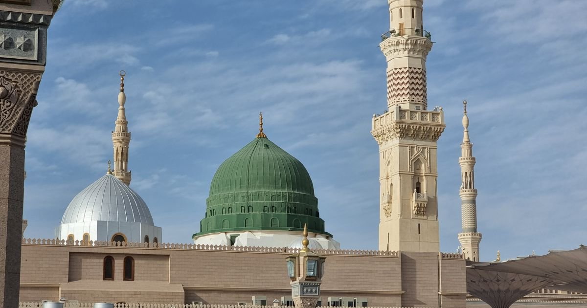 Close-up of the Green Dome and minarets of the Prophet's Mosque in Medina, Saudi Arabia. Essential destination for Umrah packages UK. Find cheap Umrah UK and the best Umrah deals UK for your Umrah 2025 UK journey.