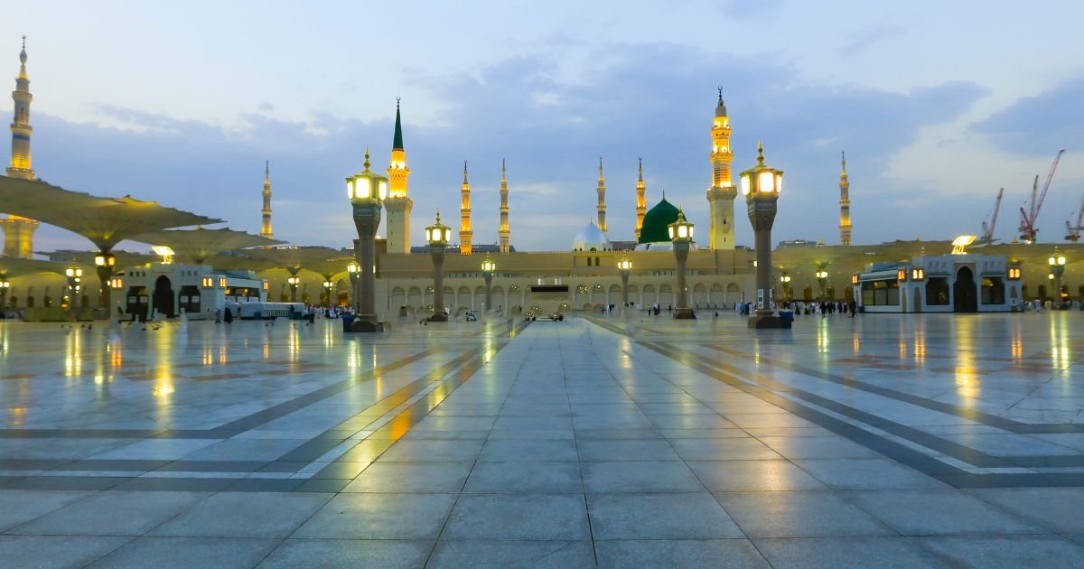 Illuminated courtyard of Al-Masjid an-Nabawi in Medina at twilight. Luxury Umrah UK and premium Umrah deals for family Umrah packages UK in 2026.