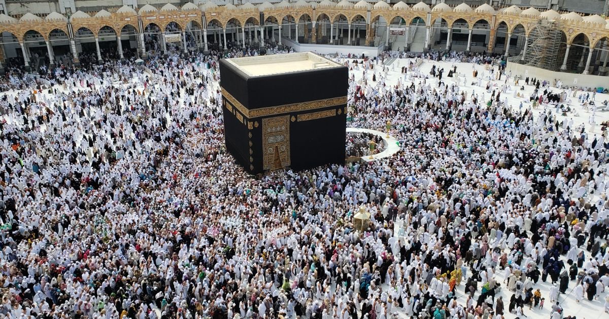 Overhead view of thousands of pilgrims performing Tawaf around the Kaaba in Mecca. This powerful image promotes Umrah packages from UK and the reliability of group Umrah UK. Start planning your Umrah 2025 UK with our Umrah guide UK.