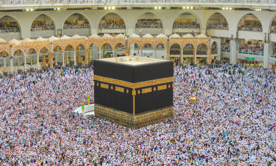 A large crowd of pilgrims performing Tawaf around the Kaaba at Masjid al-Haram, highlighted for the Best Makkah Tour Package.